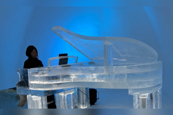 İsveç'in popüler buz hotelinin bu yılki sürprizi buzdan kuyruklu piano