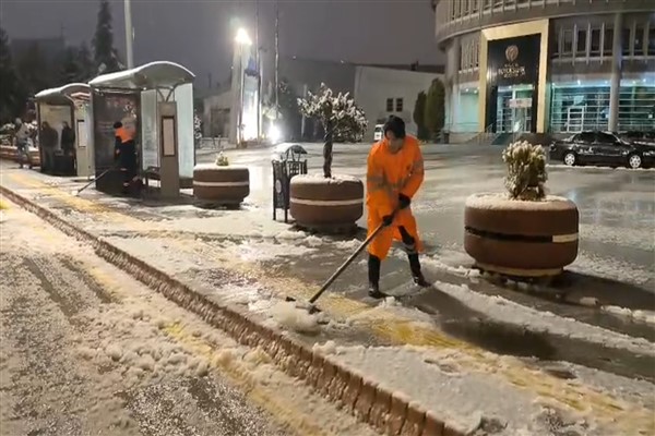 Malatya'da karla mücadele çalışmaları sürüyor