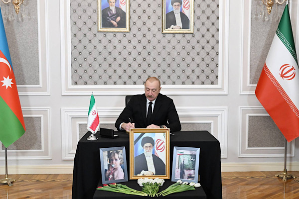 Aliyev, İran İslam Cumhuriyeti Büyükelçiliğini ziyaret etti