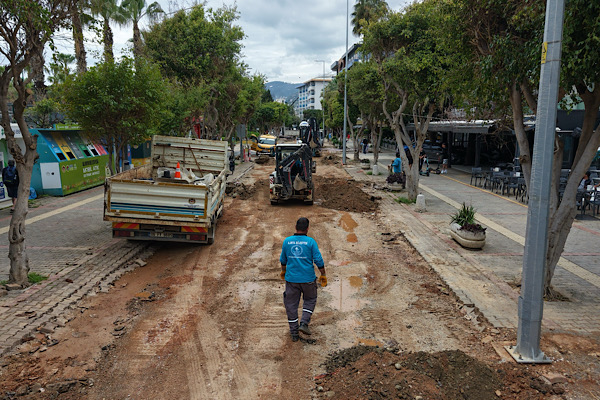 Alanya Atatürk Caddesi’nde altyapı ve asfalt çalışmaları sürüyor