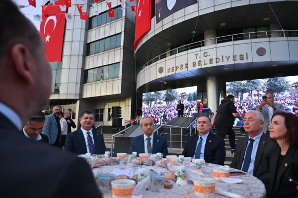 Kepez’de Kadir Gecesi’nde 5 bin kişilik iftar sofrası kuruldu