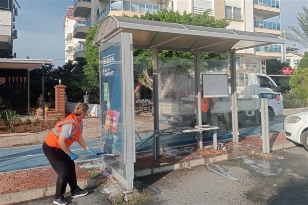 Gazipaşa'da duraklar temizlendi