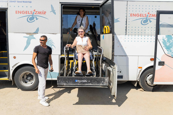 İzmir Büyükşehir Belediyesi engellileri yaz boyunca erişilebilir plajlarla buluşturuyor