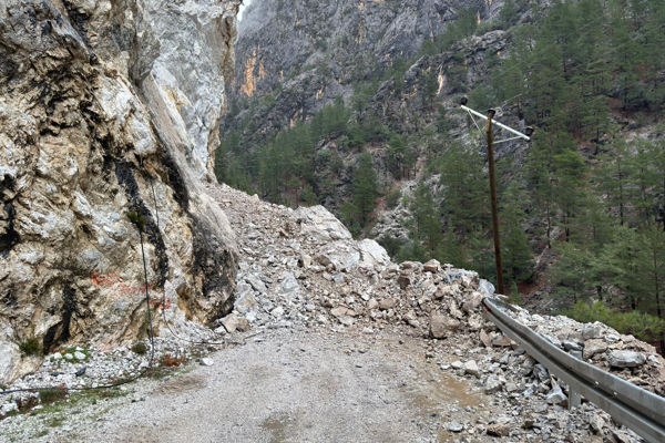 Büyükşehir'den Alacami Yolu’nda heyelan çalışması 