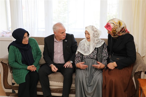 Başkan Memiş, yaşlı vatandaşları ziyaret etti