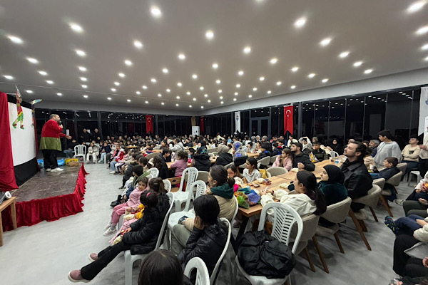 Yalova’da Karagöz ve Hacivat binlerce çocukla buluştu