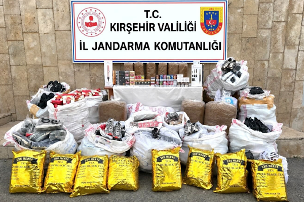Kırşehir'de bir araçta 2,8 milyon liralık kaçak eşya ele geçirildi