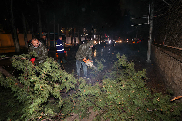 Buca’da olumsuz hava şartlarına karşı ekipler teyakkuza geçti