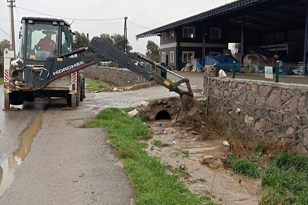 Menderes'te ekipler yoğun yağışlara karşı saha çalışmalarını sürdürüyor
