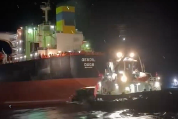 Bozcaada’da karaya oturan tanker kurtarıldı