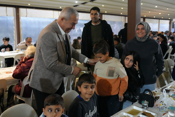 Başkan Özçelik, ilk iftarı vatandaşlarla birlikte yaptı