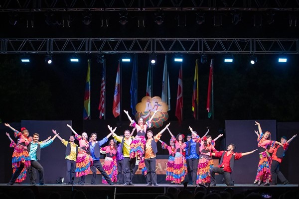 Nilüfer Halk Dansları Topluluğu İtalya'dan ödülle döndü