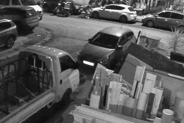 Sefaköy’de motosikletli şüpheli araç farlarını çaldı