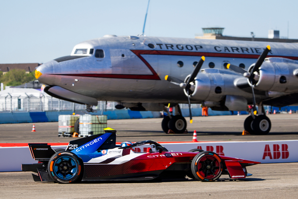 Cıtroen Racıng Formula E Takımı Berlin'de podyumda 