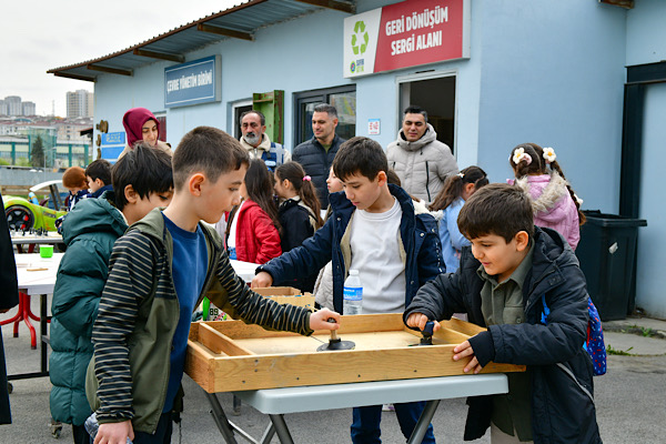 Esenyurt’ta öğrenciler geri dönüşüm sürecini yerinde inceledi