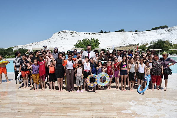 Pamukkale’de “Annemle Yüzmenin Tam Zamanı” projesine bin 500 kişi katıldı