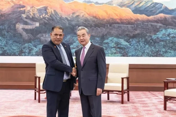 Wang Yi, Pasifik ada ülkelerinin ortak heyetiyle bir araya geldi
