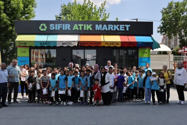 Kütahya'da öğrencilerinden Sıfır Atık Market’e geri dönüşüm desteği