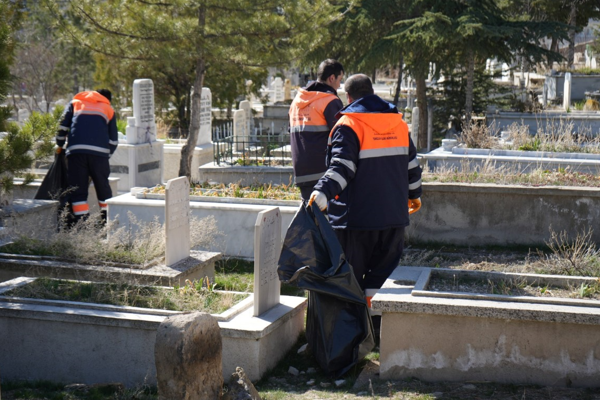 Niğde'de mezarlıklarda temizlik ve bakım çalışmaları gerçekleştiriliyor