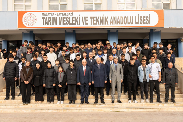 Başkan Er, 'Kariyer Günleri' kapsamında öğrencilerle bir araya geldi