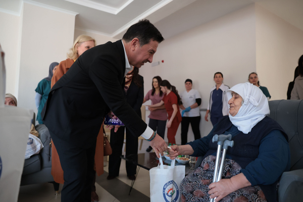 Başkan Aras’tan huzurevlerine ziyaret 