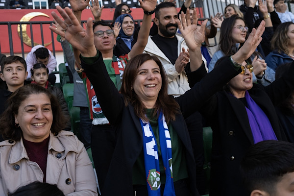 Bucak, Amedspor - Trabzonspor kadın futbol müsabakasını tribünde izledi