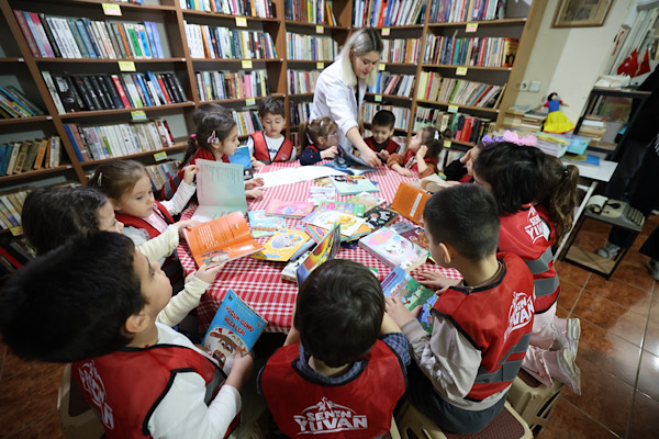 Derince’de öğrenciler, Erdoğan Salman Halk Kütüphanesi’ni ziyaret etti