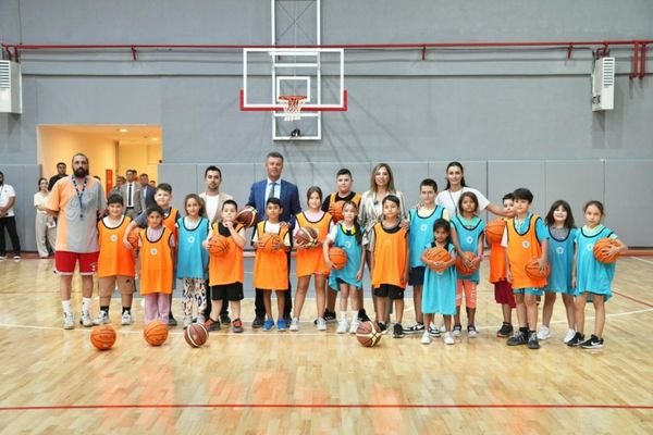 Başkan Sarıkurt’tan yaz tatilini spor salonlarında geçiren çocuklara ziyaret