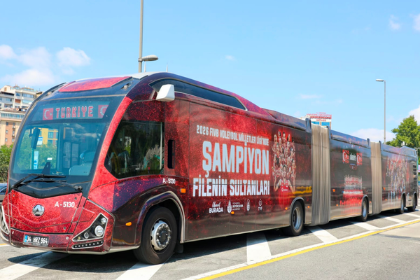 Şampiyonlar İstanbul sokaklarında: Filenin Sultanları için özel İETT araçları sefere çıktı