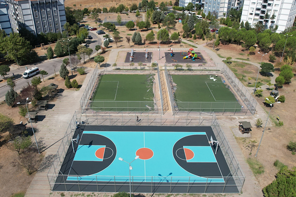Çayırova'da Gençlik Parkı spor sahaları yenileniyor