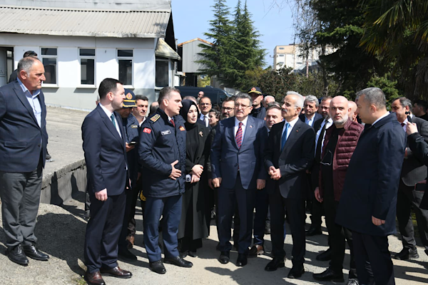 Uraloğlu, Arsin OSB’de yangından etkilenen fabrikayı ziyaret etti