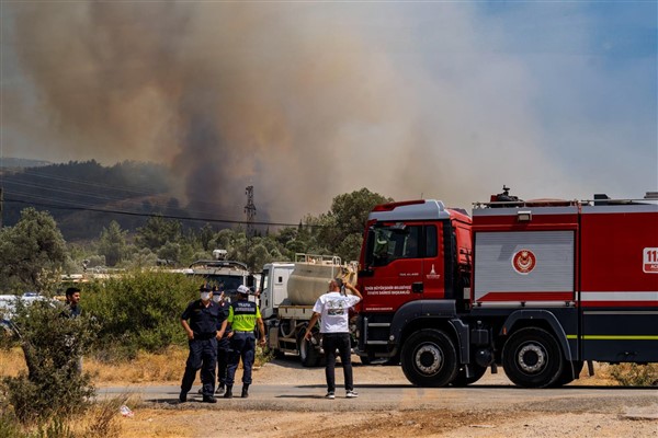 İzmir’in 2 ilçesindeki yangınlar büyük ölçüde kontrol altında
