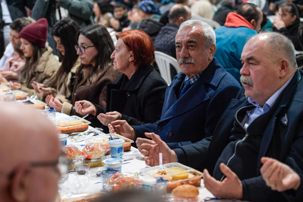 İzmir Büyükşehir Belediyesi'nin iftar programları sürüyor