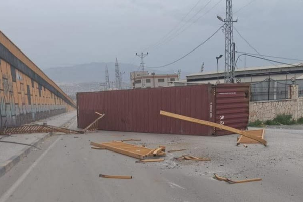 İskenderun’da fırtınada konteyner köprüden düştü