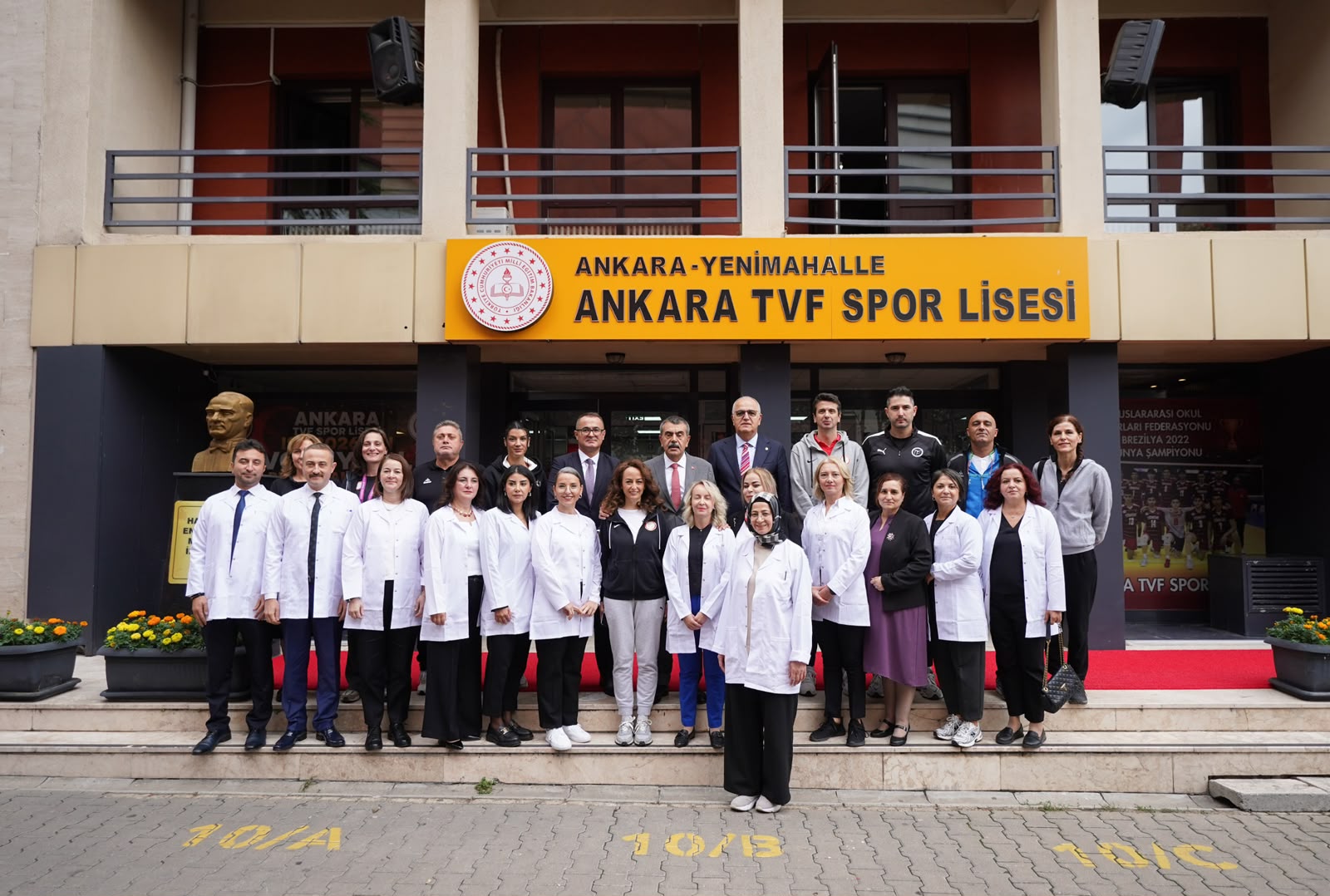 Bakan Tekin, dünya şampiyonu öğrencilerle Ankara TVF Spor Lisesinde buluştu