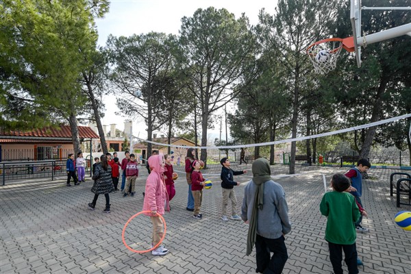 Büyükşehirden okullara spor malzemesi desteği