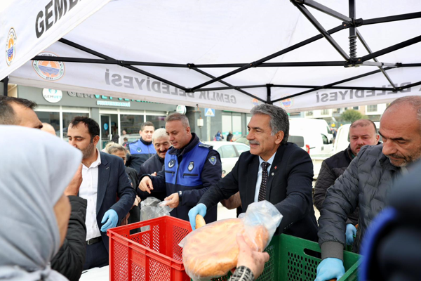 Gemlik Belediyesi’nden iftar öncesi ramazan pidesi ikramı