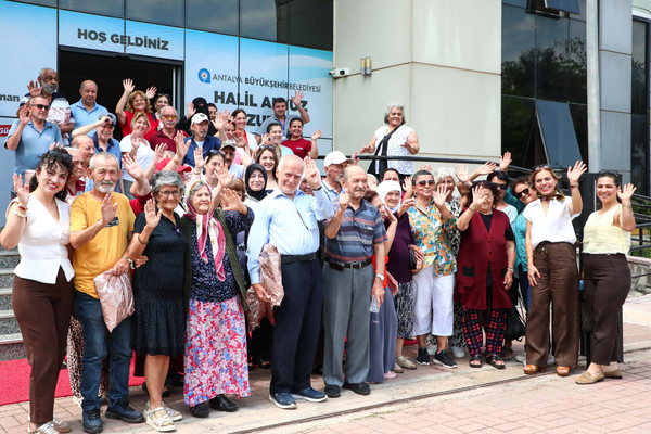 Antalya’da huzurevinde Babalar Günü için buluşma