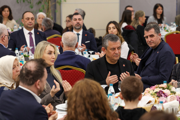 Özel, Aile Dayanışma Ağı Vakfı’nın iftar programına katıldı 