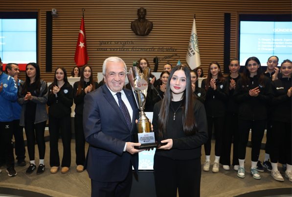 Nilüfer Belediyespor Kadın Voleybol Takımı kupasını Başkan Özdemir'e verdi