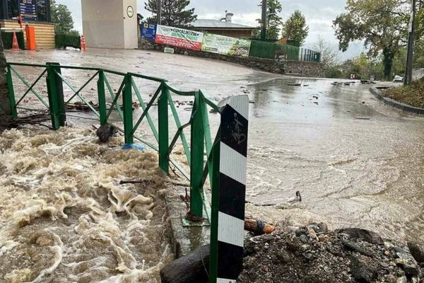 Bursa'da evleri ve iş yerlerini su bastı