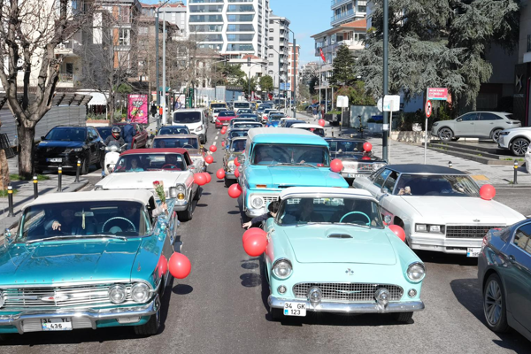 Kadıköy’de “Sevgililer Günü” konvoyu 