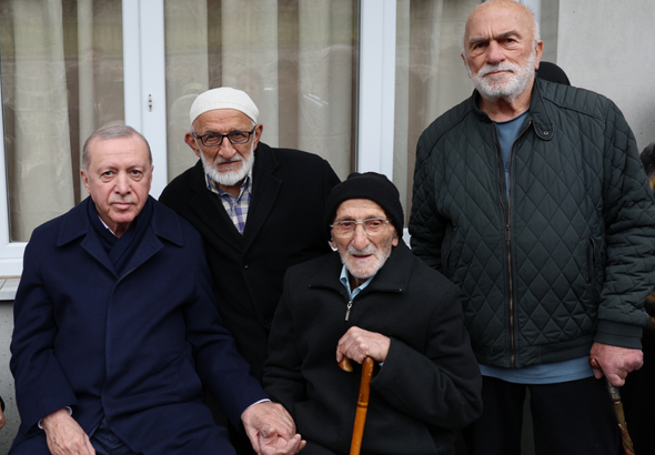 Cumhurbaşkanı Erdoğan, Rize'de komşularının bayramını tebrik etti