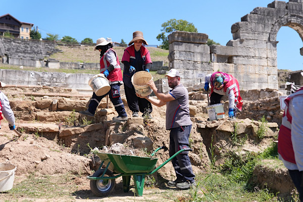 Konuralp Antik Tiyatro kazılarına belediye ekiplerinden destek