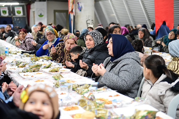 Çiftehavuzlar Mahallesi’nde iftar programı düzenledi