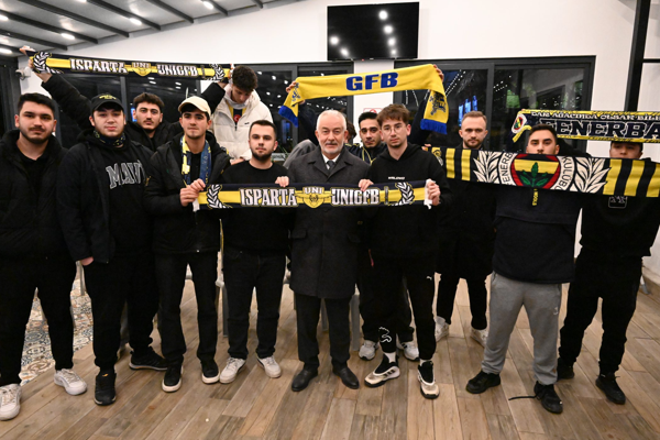 Başkan Başdeğirmen, Fenerbahçe’nin maçını vatandaşlarla izledi  