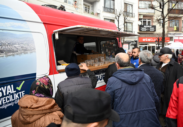 Yalova'da vatandaşlara helva ve çay ikramı yapıldı