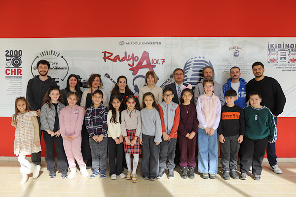 Eskişehir’de çocuklar, üniversite radyosunu ziyaret etti