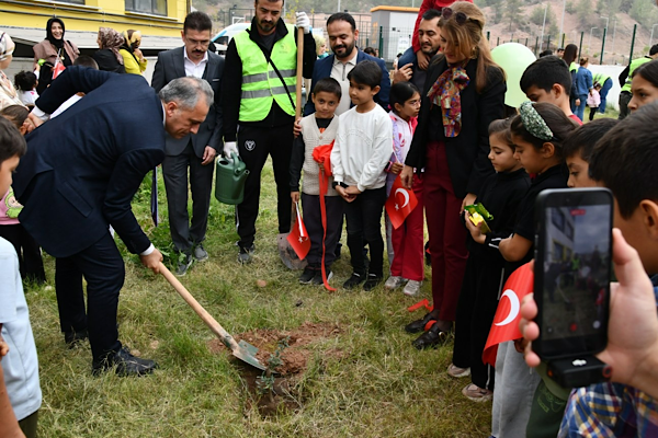 Osmaniye’de zeytin fidanları toprakla buluşturuldu