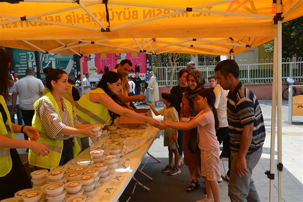Mersin Büyükşehir Belediyesi'nden aşure ikramı